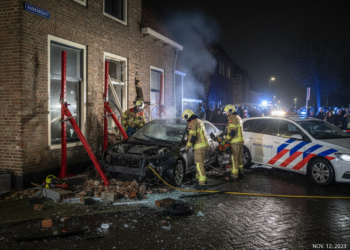 Auto boort zich in woning na ongeval op kruising: bestuurder aangehouden