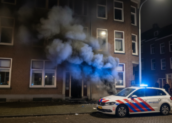 Flinke rookontwikkeling bij brand in appartementencomplex Dieststraat