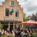Mysterieus blauw mannetje bespiedt terrasbezoekers op het Van Coothplein
