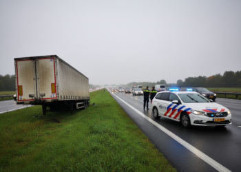 Vrachtwagen verliest trailer op A16 bij Effen