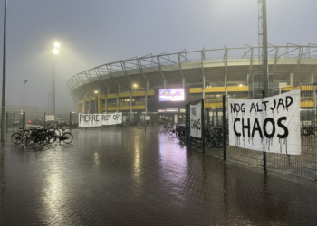 Van Hooijdonk legt taken als technisch adviseur bij NAC per direct neer