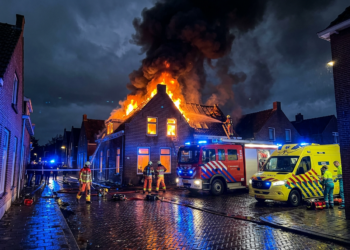 Brandweer Breda assisteert bij woningbrand aan de Zeggelaan in Terheijden