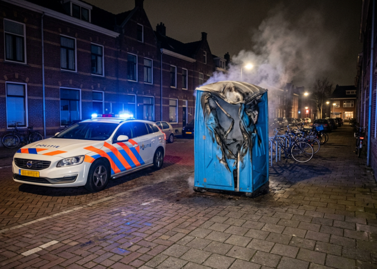 Twee mobiele toiletten in één nacht door brand verwoest, politie stelt onderzoek in