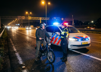 Bredanaar zonder rijbewijs met brommer van A59 gehaald: 'Levensgevaarlijk'