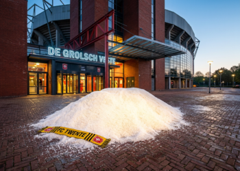 NAC-fans storten 500 kilo zout voor de Grolsch Veste