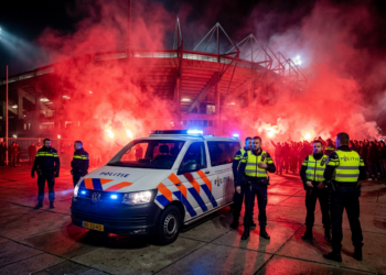 Politie verricht elf arrestaties na chaos bij gestaakt duel NAC - Heerenveen