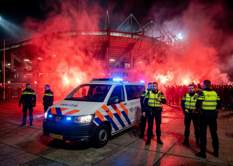 Politie verricht elf arrestaties na chaos bij gestaakt duel NAC - Heerenveen