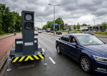 Nieuwe slimme flitspaal op de Ettensebaan bekeurt zowel hardrijders als bellers