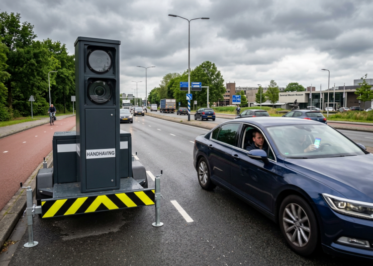 Nieuwe slimme flitspaal op de Ettensebaan bekeurt zowel hardrijders als bellers