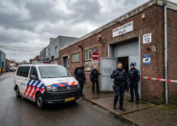 Politie valt bedrijfspand aan de Weidehek binnen na vermoedens van drugspraktijken
