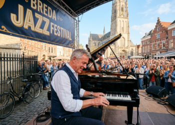 Een halve eeuw achter de piano: jubilerende muzikant viert gouden mijlpaal op Jazz Festival