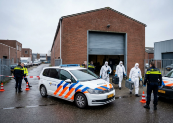 Politie rolt drugslab op aan Weidehek: drie verdachten aangehouden