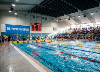 Jonge zwemtalenten schitteren met persoonlijke records in zwembad de Wisselaar