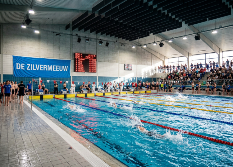 Jonge zwemtalenten schitteren met persoonlijke records in zwembad de Wisselaar