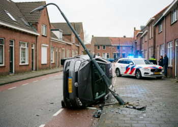 Auto belandt op zijkant na botsing met lantaarnpaal op Merodelaan
