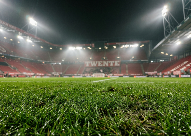 FC Twente stelt Europees ticket veilig ondanks verliespartij tegen PSV