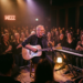 Huub Hangop verrast met intiem, akoestisch optreden vol nostalgie Huub Hangop verrast met intiem, akoestisch optreden vol nostalgie