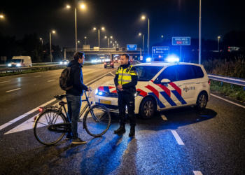 Politie grijpt in: fietser wil snelweg A58 oprijden